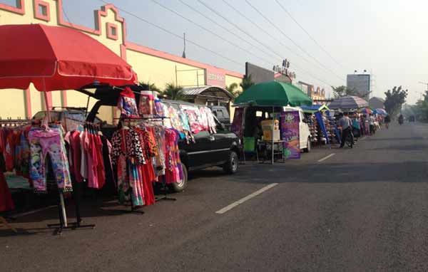 PKL bermobil ketika saat direlokasi di sepanjang Jalan Ponti yang terletak di sebelah barat GOR Delta Sidoarjo, foto: nanang ichwan/BANGSAONLINE