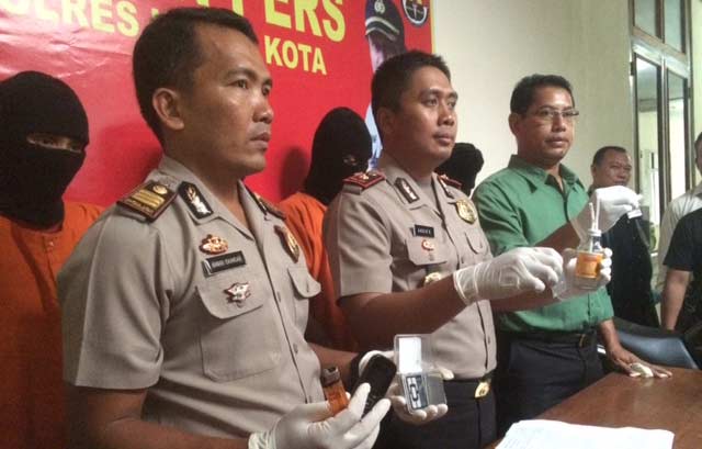 Waka Polres Kediri Kota, Kompol Andik Gunawan didampingi Kasat Reskrim AKP Ridwan menunjukkan barang bukti yang diamankan dari keempat tersangka. foto: arif kurniawan/ BANGSAONLINE