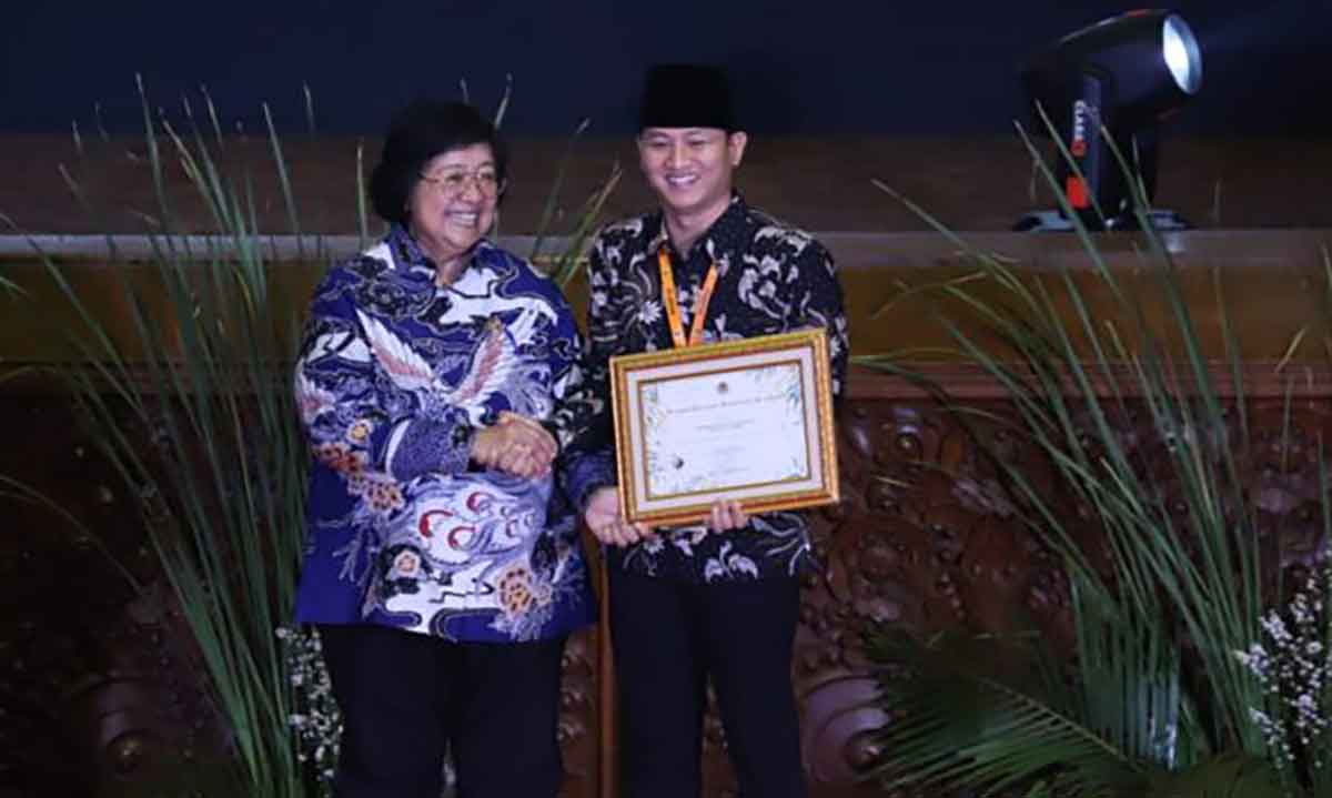 Bupati Trenggalek, Moch. Nur Arifin, saat menerima penghargaan dari KLHK.