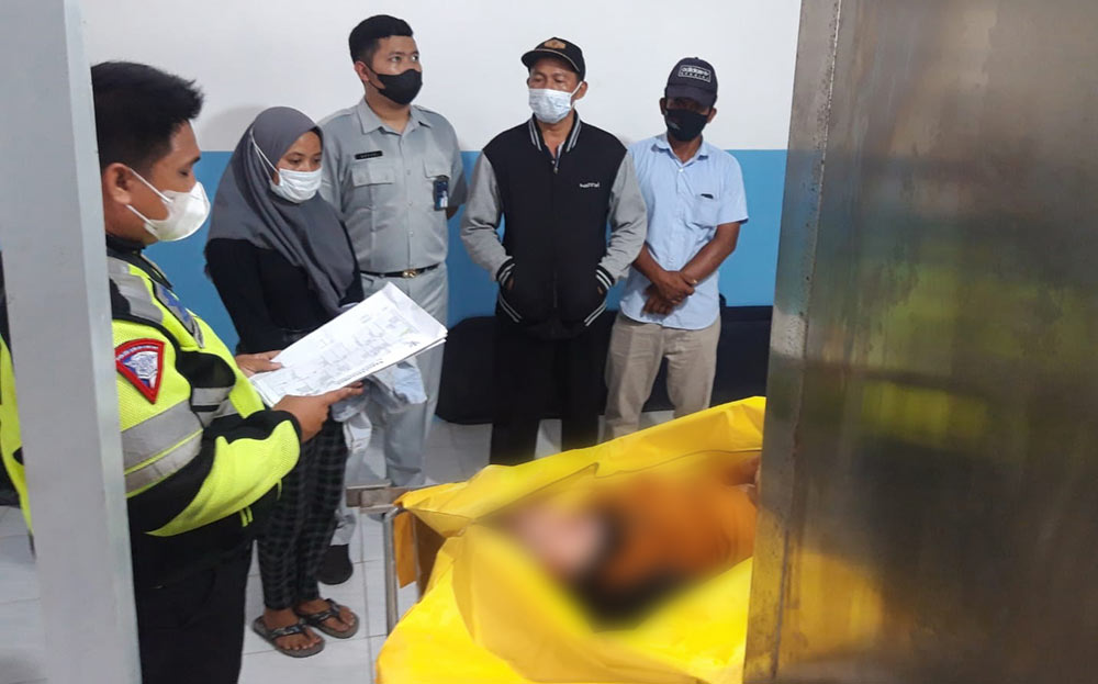 Salah satu korban kecelakaan yang melibatkan motor dan bus di Tol Sidoarjo.