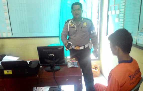 Tersangka bersama barang bukti saat berada di Mapolsek Purwoasri. foto: dendi martoni/BANGSAONLINE