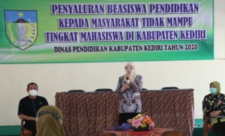 Bupati Kediri Salurkan Beasiswa Program GNOTA kepada Mahasiswa Berprestasi
