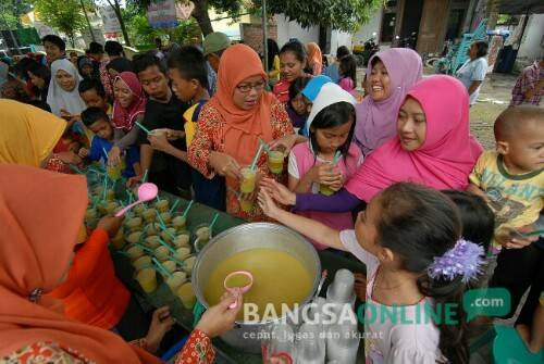 Rebutan dawet jadi tradisi peringati 1 Muharram 1438 H. Foto : Rony Suhartomo/bangsaonline.com
