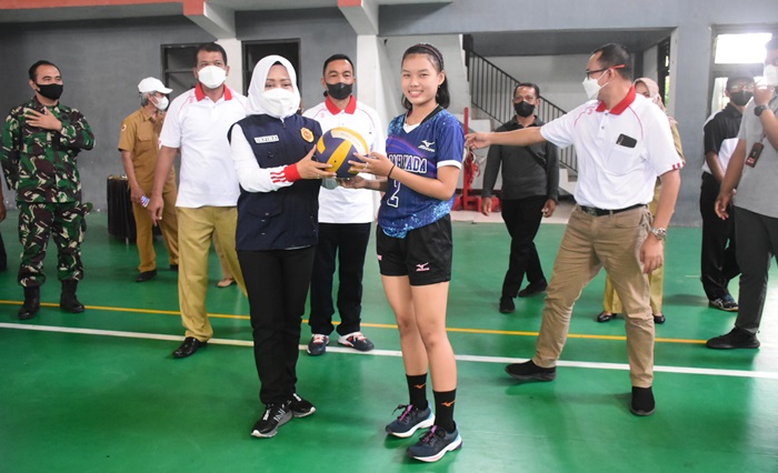 Bupati Ikfina memberikan bola voli kepada seorang atlet putri tanda dimulainya Pekan Olahraga Jenjang SD.