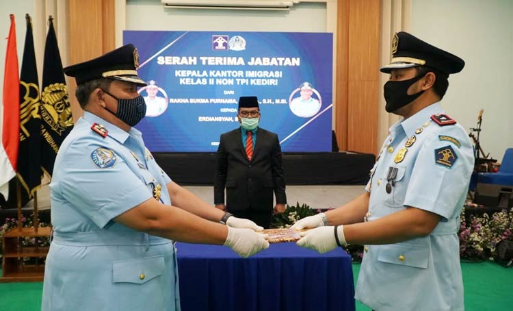 Kepala Kantor Imigrasi Kediri yang baru, Erdiansyah (kiri) dan Rakha Sukma Purnama. foto: ist.