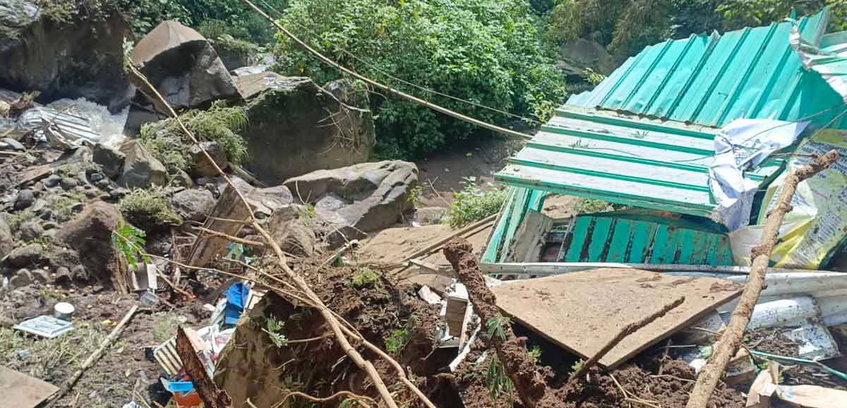 Kondisi warung milik warga Desa Tulungrejo yang hancur dihantam longsoran tebing.