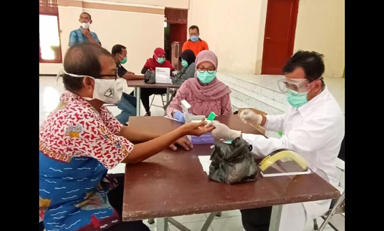 Puluhan wartawan di Pamekasan saat di-rapid test.