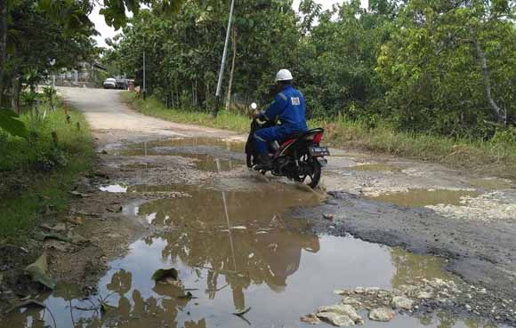 Kondisi jalan desa Banyuurip yang rusak parah akibat sering dilalui kendaraan berat milik PT GCI. foto: AHMAD/ BANGSAONLINE
