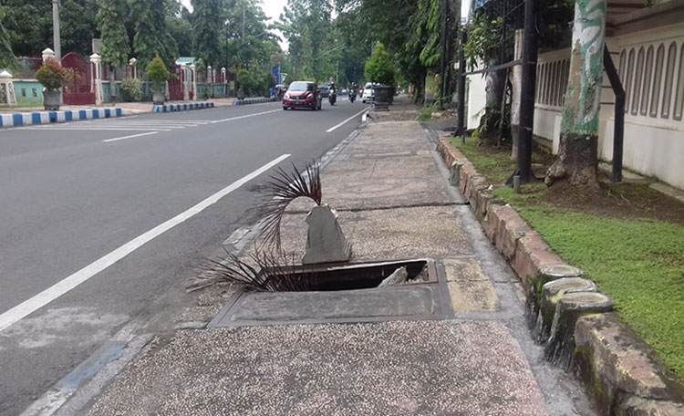 Jalan trotoar yang ambrol. (foto: ist)