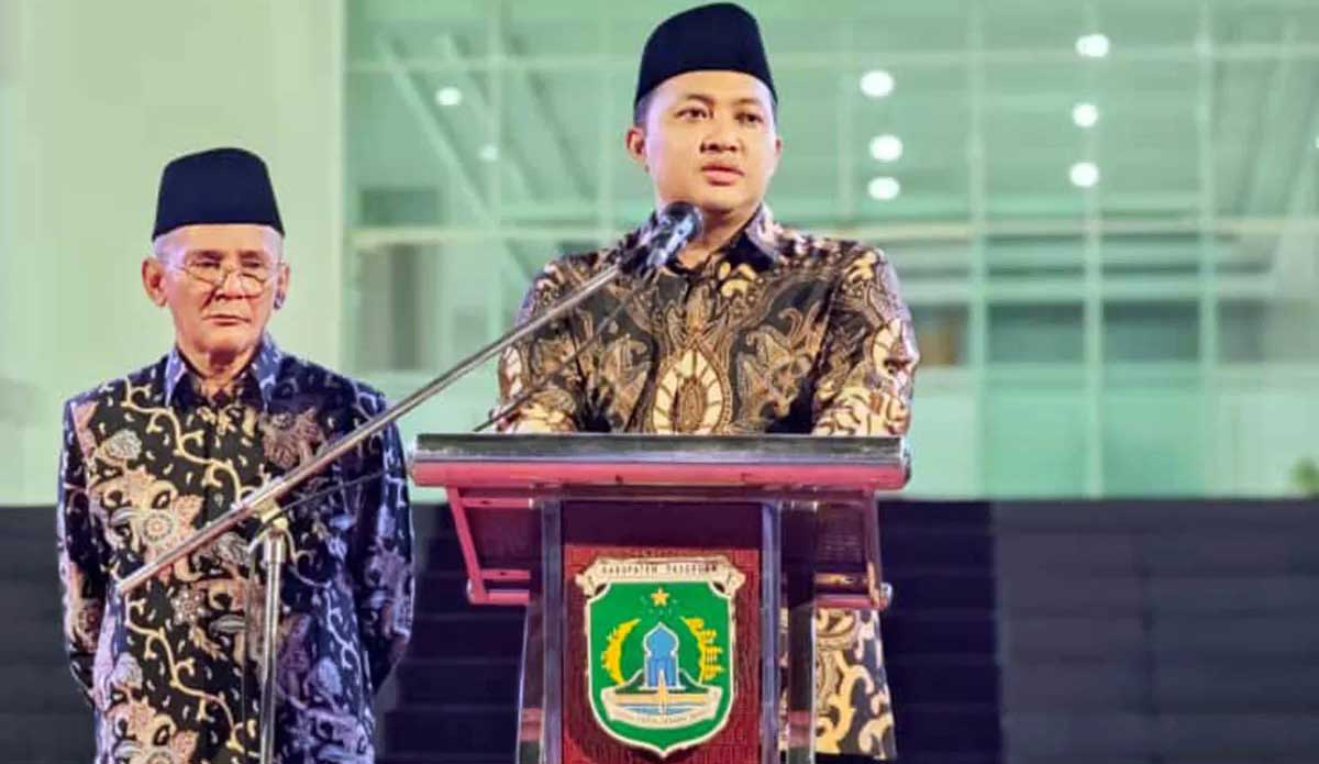 Bupati Pasuruan didampingi wakilnya saat memberi sambutan.