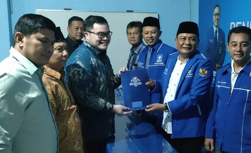 Bacabup Hanindhito Himawan Pramana saat menyerahkan berkas formulir pendaftaran kepada Ketua DPD PAN Kabupaten Kediri, Widyo Harsono. Foto: MUJI HARJITA/ BANGSAONLINE