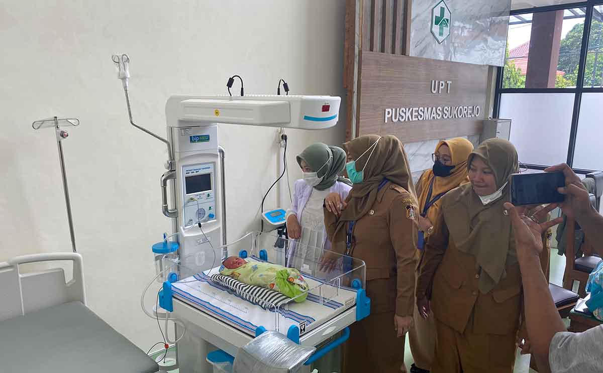 Bayi laki-laki yang ditemukan warga saat dirawat di Puskesmas Sukorejo, Kota Blitar.
