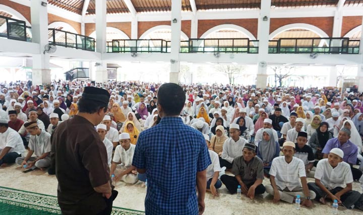 Suasana ribuan siswa SMK PGRI saat doa bersama di Masjid Nurul Jannah Petrokimia. foto: ist.