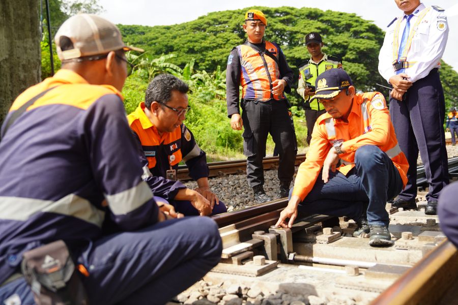 Pemeriksaan lidah wesel yang dilakukan petugas KAI Daop 7