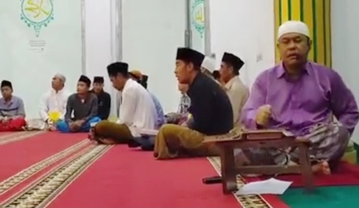 KH Linul Qolbih Hamzah saat mengaji bersama di malam Nuzul Qur