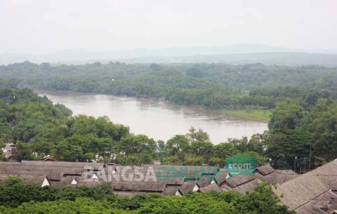 Tampak air Sungai Bengawan Solo di wilayah Bojonegoro mulai menunjukkan kenaikan sejak Kamis (2/2) pagi. foto: EKY NURHADI/ BANGSAONLINE