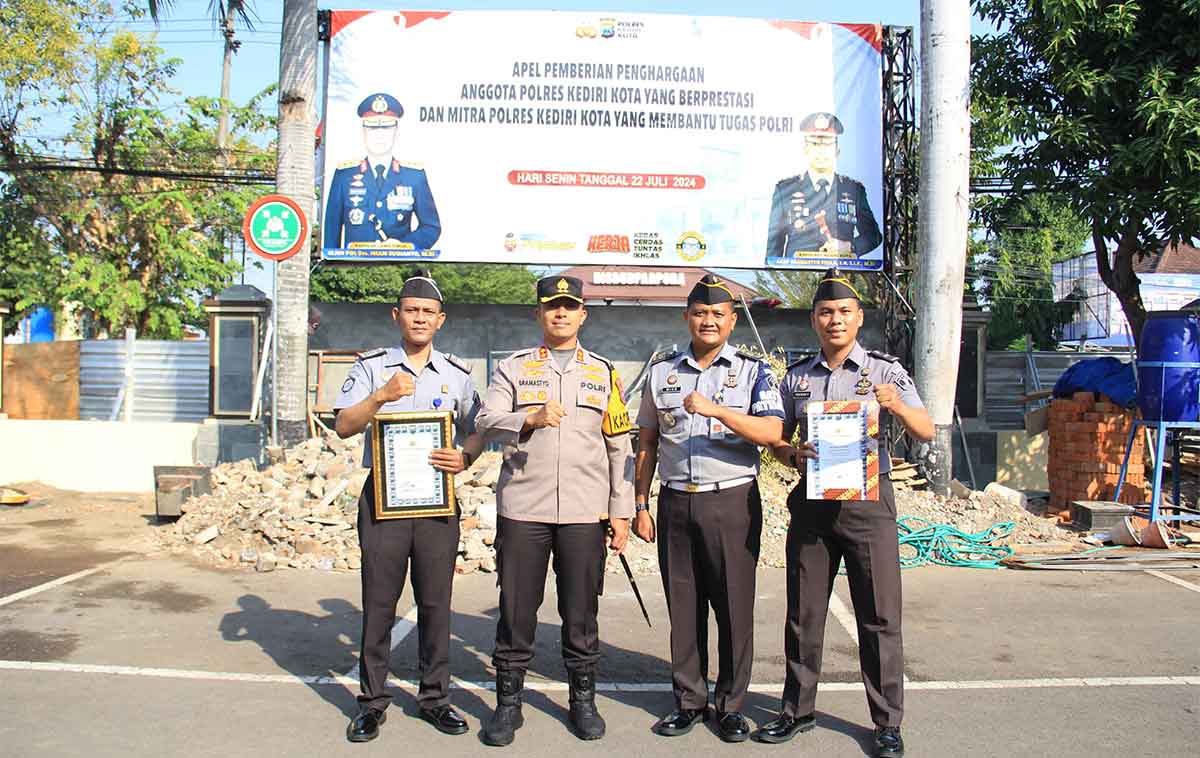 Kapolres Kediri Kota, AKBP Bramastyo Priaji, dan Plt Kalapas Kediri, Budi Ruswanto, bersama 2 penerima penghargaan. Foto: Ist