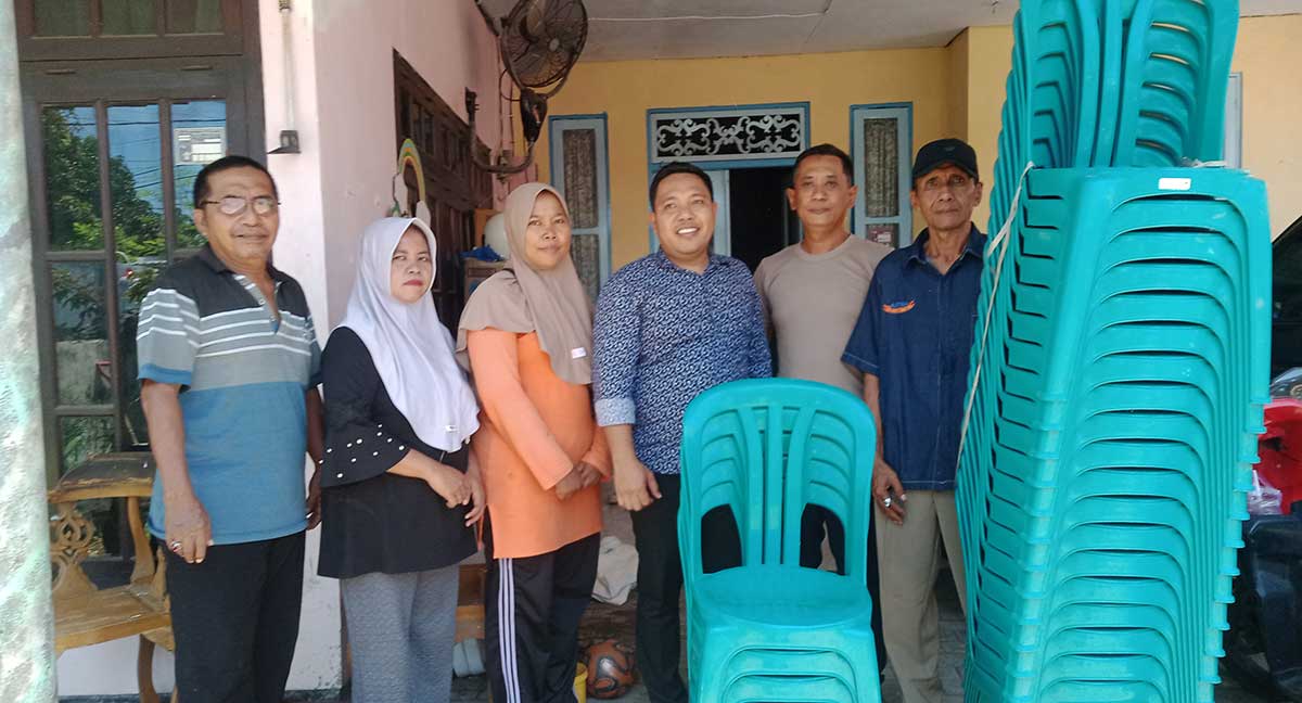 Anggota DPRD Kota Probolinggo, Amir Mahmud, saat menyalurkan bantuan puluhan kursi kepada kader Posyandu Kemuning di RT 2 RW 3, Kelurahan Sukoharjo, Kecamatan Kanigaran.