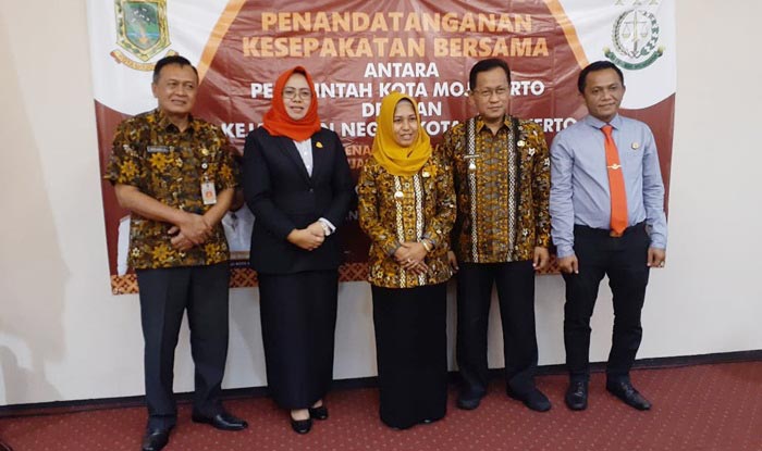 Kepala BKD foto bersama usai menandatangani kesepakatan bersama dengan Kejari Kota Mojokerto.