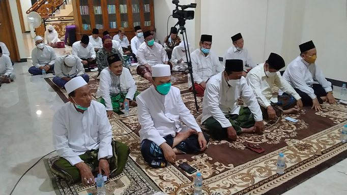 Para kiai dalam acara salat hajat dan istighatsah serta doa bersama yang dipimpin Prof Dr KH Asep Saifuddin Chalim, MA, di kediaman Ning Imah, salah seorang putrinya, di Jalan Siwalankerto Utara Surabaya, Kamis (1/10/2021) malam. Foto: MMA/BANGSAONLINE.com