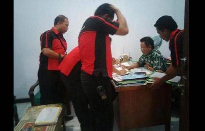 GELEDAH - Petugas Unit Tidpikor Satreskrim Polres Mojokerto ketika menggeledah salah satu ruangan di kantor Dinas Pertanian beberapa waktu lalu. foto ilustrasi/gun/BANGSAONLINE