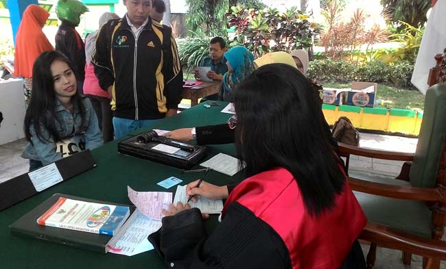 Sejumlah pengendara yang ikut sidang tilang di lokasi operasi patuh Jl Wahid Hasyim Jombang, Kamis (26/05). foto: romza/ BANGSAONLINE 