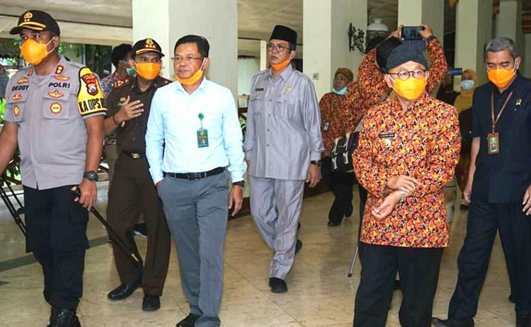 Bupati Sumenep Abuya Busyro (dua dari kanan) saat hendak menggelar konferensi pers tentang penanggulangan Covid-19 di Pendopo Agung Keraton Sumenep, Selasa (24/03/2020).