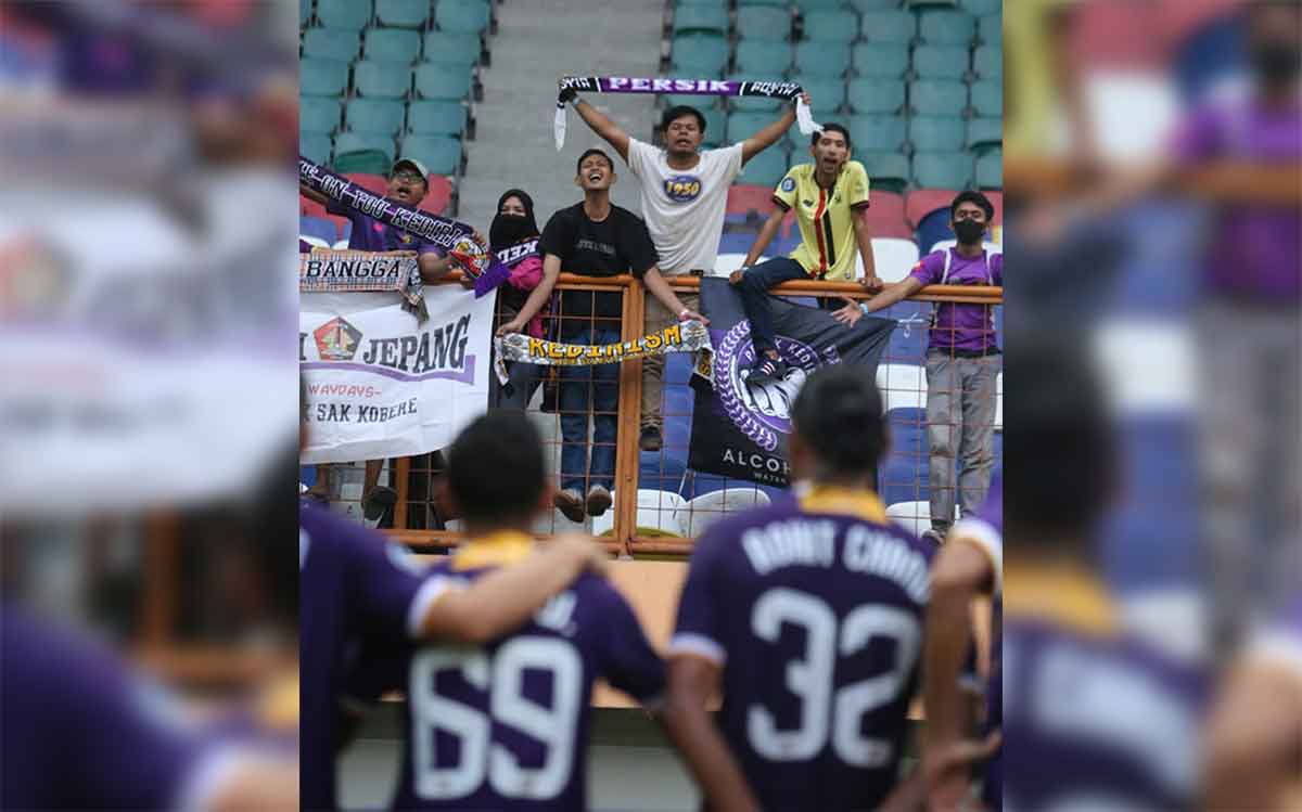 Persikmania saat memberi dukungan kepada klub kebanggaannya. Foto: Ist