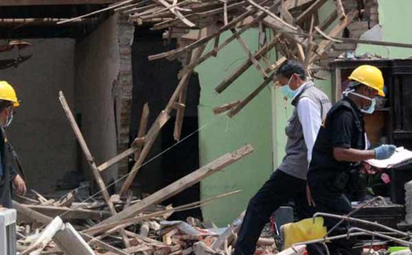 HANCUR: Polisi melakukan olah TKP di rumah milik Mawardi, si pembuat mercon. foto: merdeka