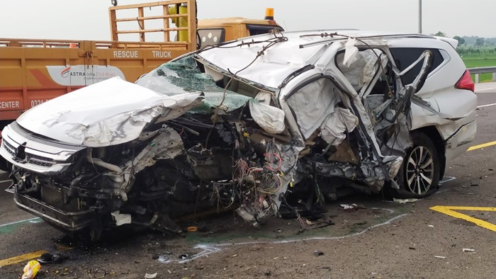 Kondisi mobil korban yang hancur di sisi kiri usai tabrak dinding tepi tol.