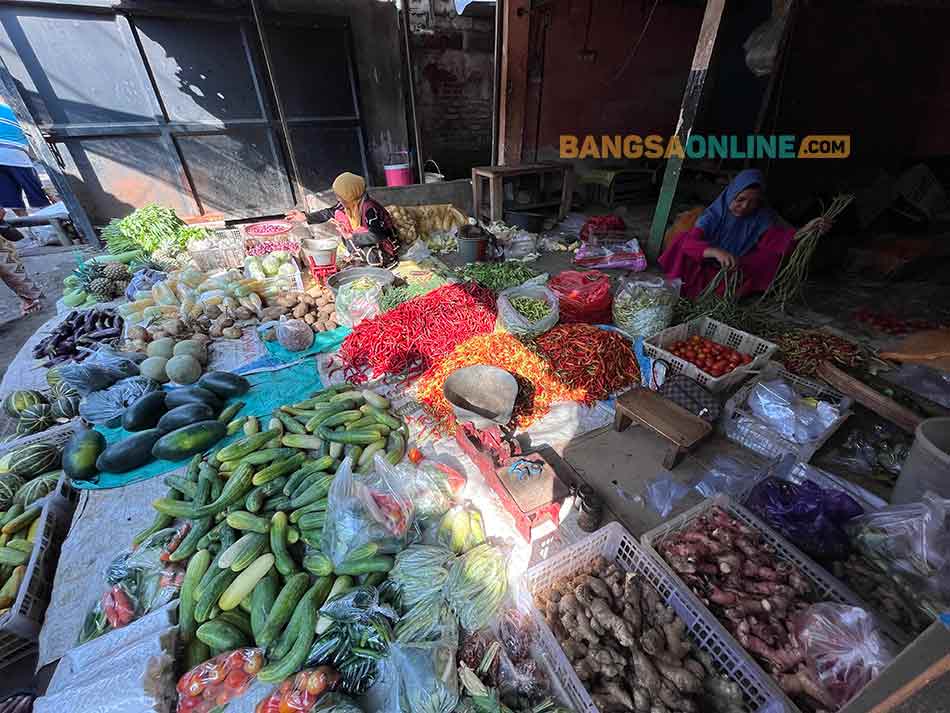 Salah satu pedagang pasar di Kabupaten Tuban. Foto: Sulthon/Bangsaonline.