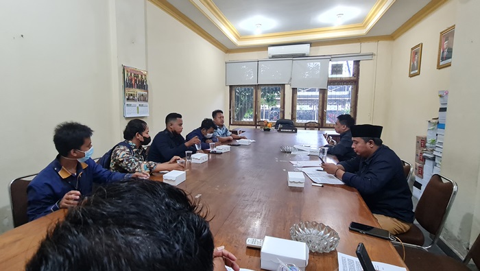 Aliansi Pemuda Peduli Hak Atas Kepemilikan Tanah saat audiensi dengan Komisi A di Ruamg Komisi A DPRD Bangkalan, Rabu (15/12/2021).