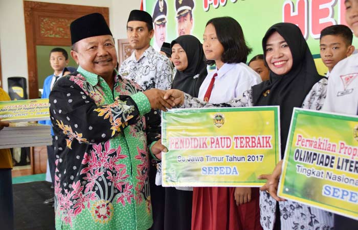 Bupati Madiun Muhtarom saat memberikan penghargaan dalam perayaan Hari Guru Nasional. foto: HENDRO/ BANGSAONLINE