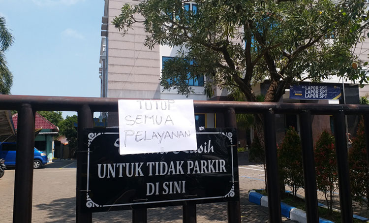 Pengumuman bahwa KPP Pratama Bangkalan tutup dari tanggal 16 Maret - 5 April 2020 dipasang di gerbang kantor.