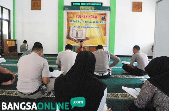 Kegiatan rutin tiap hari Selasa di Masjid Polres Ngawi. Anggota akan diajari membaca Alquran oleh takmir Masjid Jami