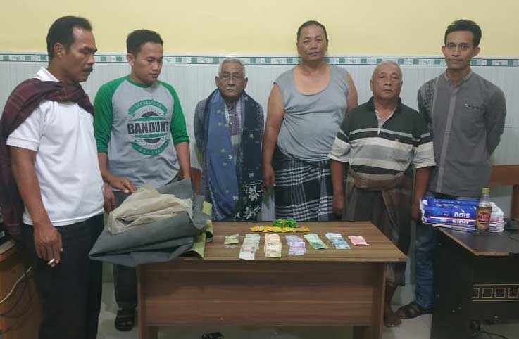 Para pelaku beserta uang taruhan dibeber di Mapolsek Babat.