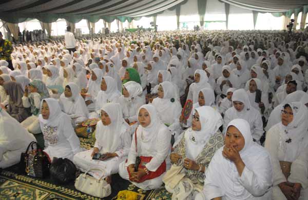 Puluhan ribu jamaah Muslimat hadiri doa bersama sukseskan Muktamar ke 33 NU. (rony suhartomo/BANGSAONLINE)