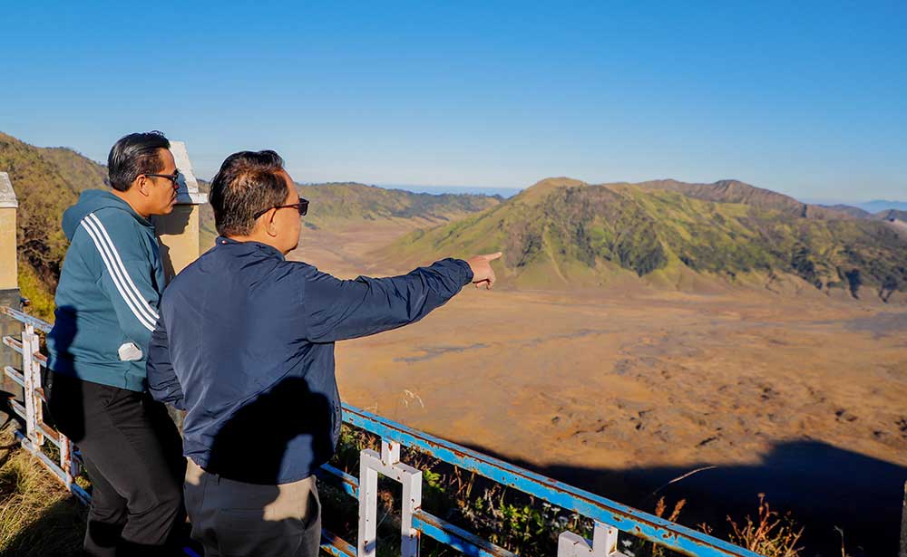 Pj. Gubernur Jawa Timur, Adhy Karyono, saat mengunjungi puncak Bukit B29 di Kabupaten Lumajang.