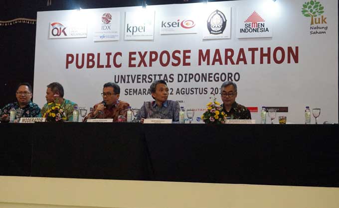 Direktur Produksi dan Strategi Bisnis Semen Inonesia Johan Samudra memaparkan kinerja perusahan pada acara Public Expose Marathon yang digelar di Semarang, Selasa (22/8).
