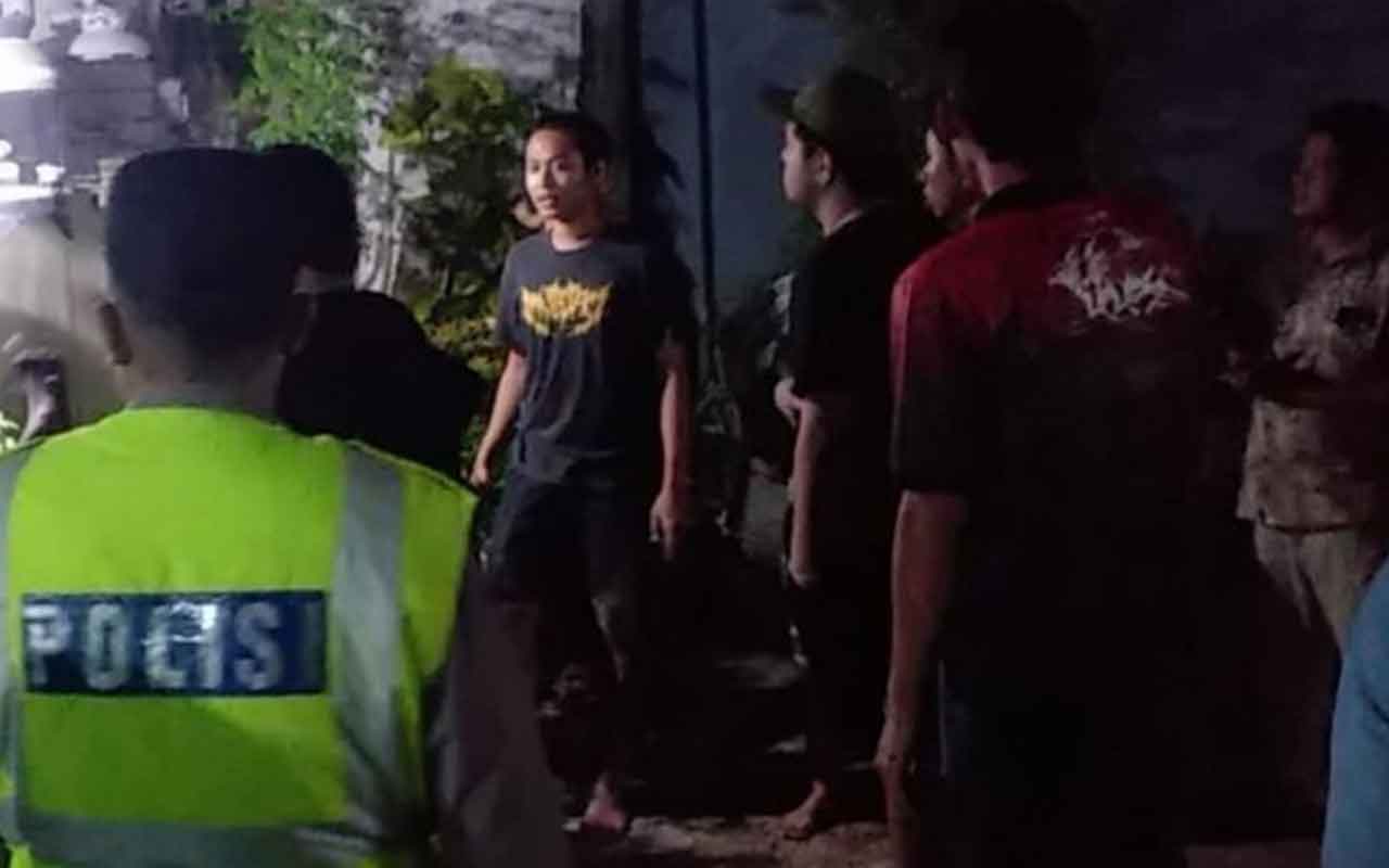 Pelaku pencurian burung perkutut saat diamankan warga. Foto: Ist.