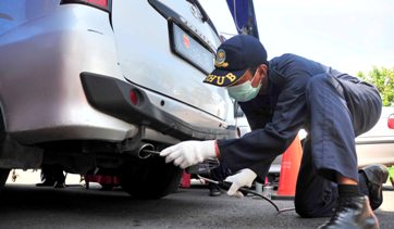 Petugas saat melakukan uji emisi salah satu kendaraan. (foto: istimewa)