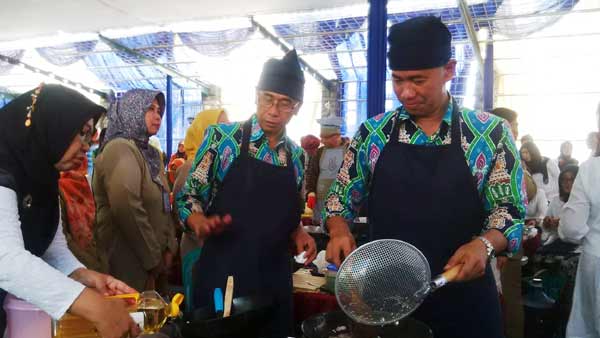Peringati Hari Ibu, Pejabat Pria Pemkab Probolinggo Ikut Lomba Masak