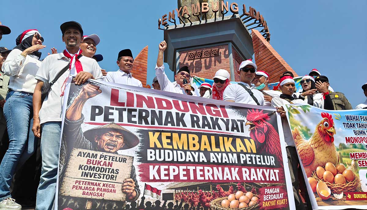 Aksi yang digelar peternak ayam petelur di Kantor Pemkab Blitar.