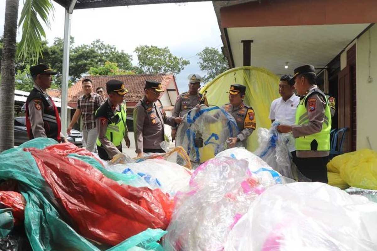 Anggota Polres Trenggalek saat amankan ratusan balon udara dari berbagai wilayah di Trenggalek.
