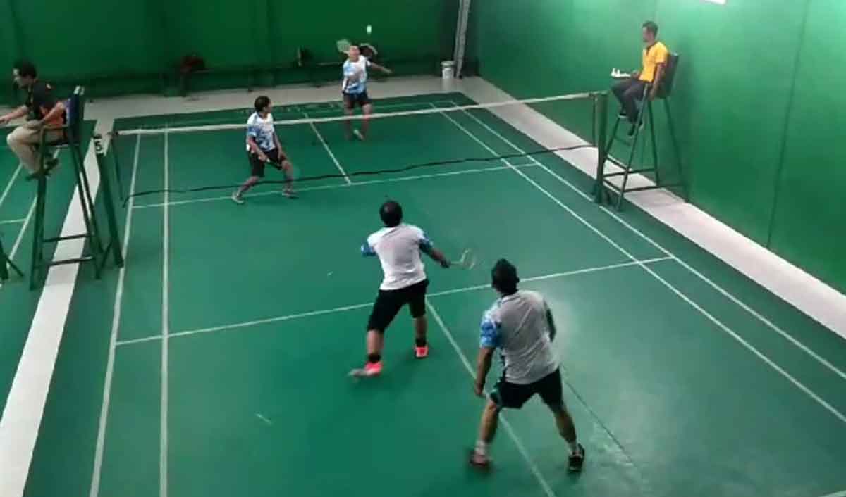 Dua pasangan wartawan di Kediri saat bertanding. Foto: Ist