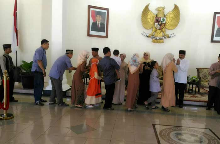 Bupati Indartato saat bersilaturahmi dengan masyarakat pada acara open house. (foto: ist)