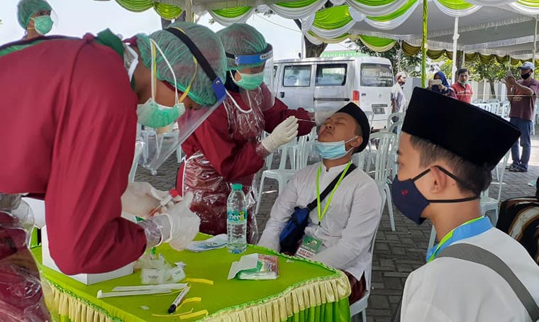 Petugas kesehatan sedang melakukan tes swab para santri Tebuireng. foto: Dok. Pesantren Tebuireng/ bangsaonline.com