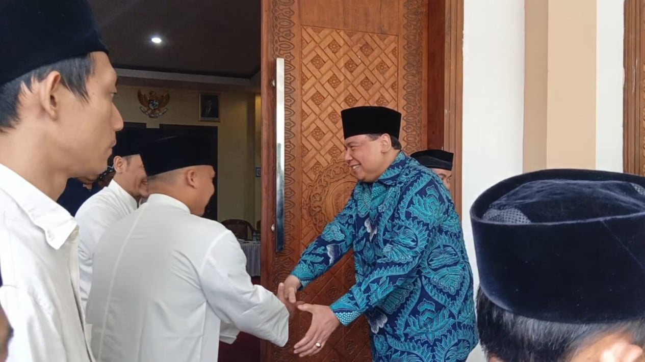 Chairul Tanjung dan rombongan tiba di Lirboyo sekitar pukul 13.45 WIB. Tampak Chirul Tanjung disambut para kiai Lirboyo, Kamis ( 23/10/2025). Foto: VIVA
