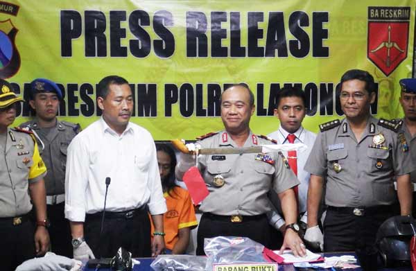 Wakapolda perlihatkan sebilah pedang penghabisan yang dipakai pelaku untuk menganiaya Mujianto. (foto: haris/BANGSAONLINE)