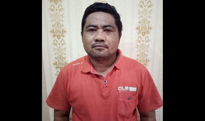Kades Sumber Banteng saat diamankan Satreskoba Polres Pasuruan.